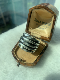 伦敦买回，意大利设计款戒指，上手很漂亮，圈口18