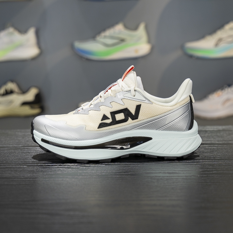 李宁女子越野跑鞋支撑稳定