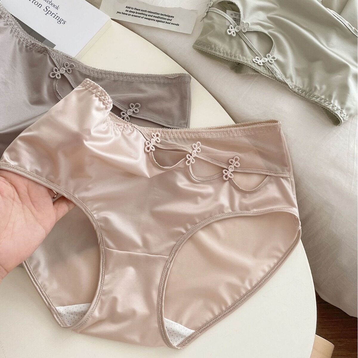 奢华中国风光感丝绸缎面蕾丝内裤女性感镂空透气亲肤舒适三角裤