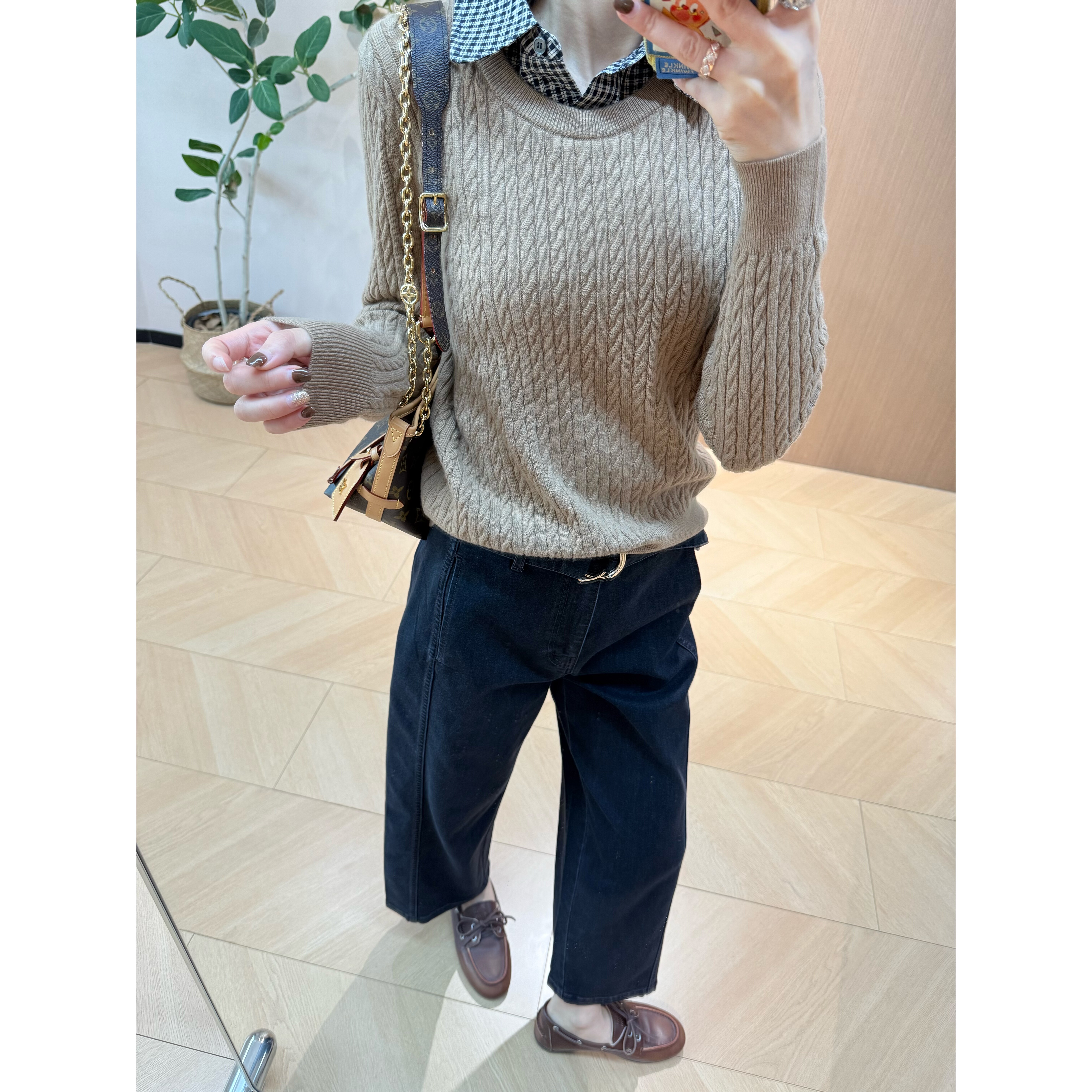 IC 25FW智性穿搭系列假两件衬衫领绞花羊绒衫+腰带牛仔裤