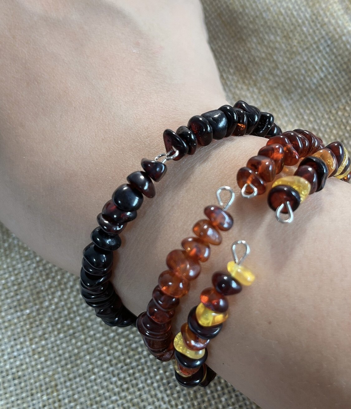 NATURAL AMBER ELASTIC HAND RING OPEN AMBER EDGE EXPERIENCE SUITABLE FOR ADULT HAND CIRCUMFERENCE OF ABOUT 15CM