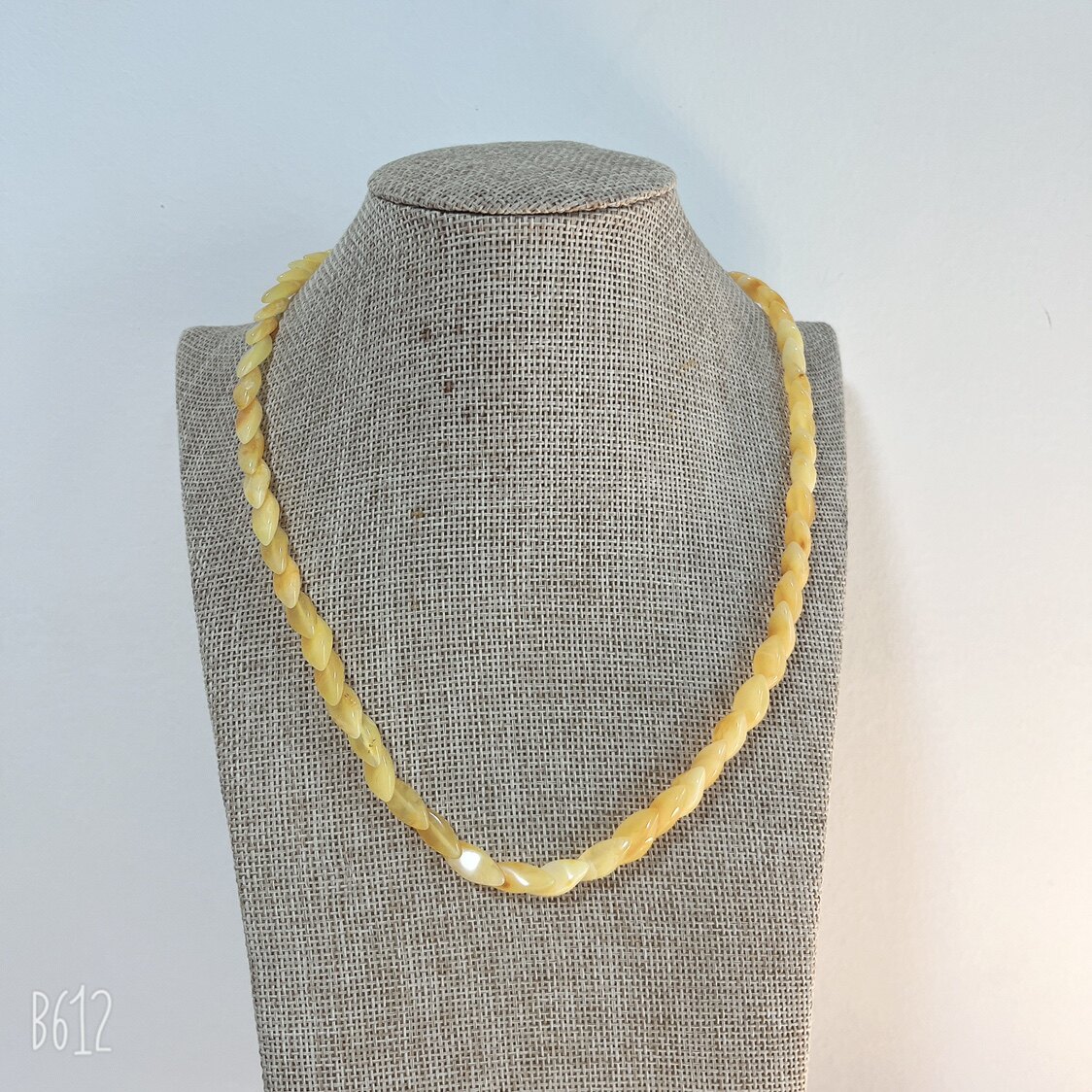 NATURAL BEESWAX DIAMOND-SHAPED BEAD NECKLACE A LENGTH OF ABOUT 50CM AND A GRAM WEIGHT OF ABOUT 10-12 GRAMS