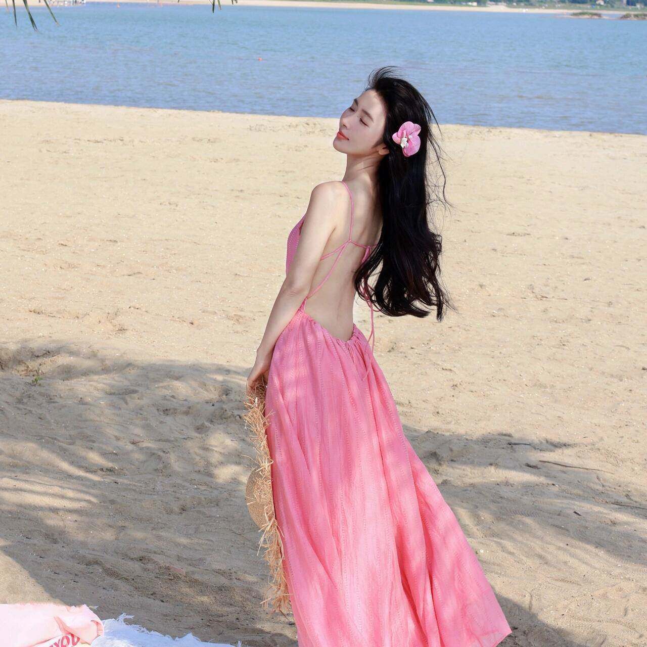 三亚泰国旅游穿搭粉色露背吊带绝美海边度假洋装沙滩长裙女超仙
