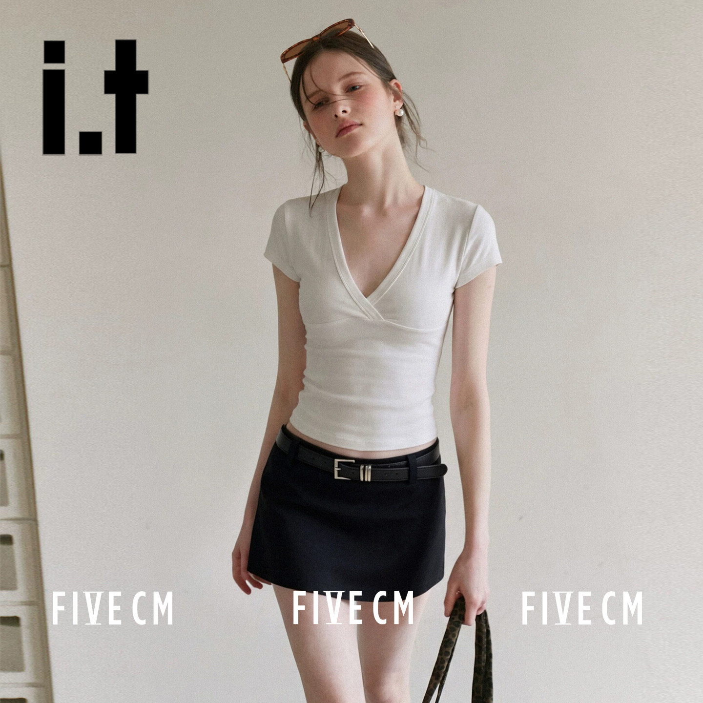 it FIVECM2026夏季新款深V领短袖上衣女修身紧身收腰百搭短款T恤