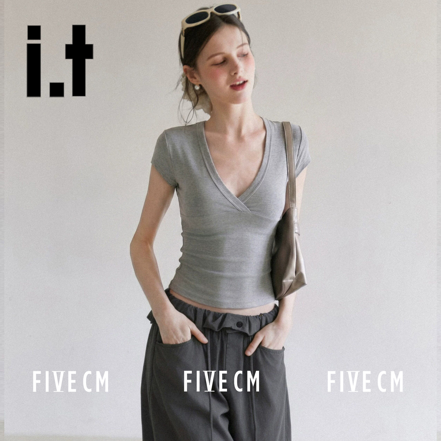 it FIVECM2026新款女装深V领短袖T恤夏季收腰修身百搭款短款上衣