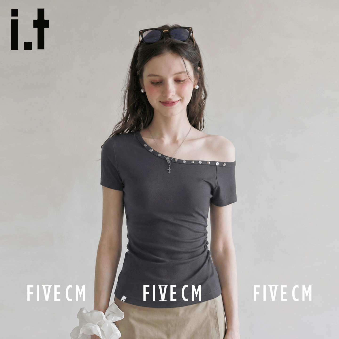 itFIVECM单侧露肩钉珠上衣女