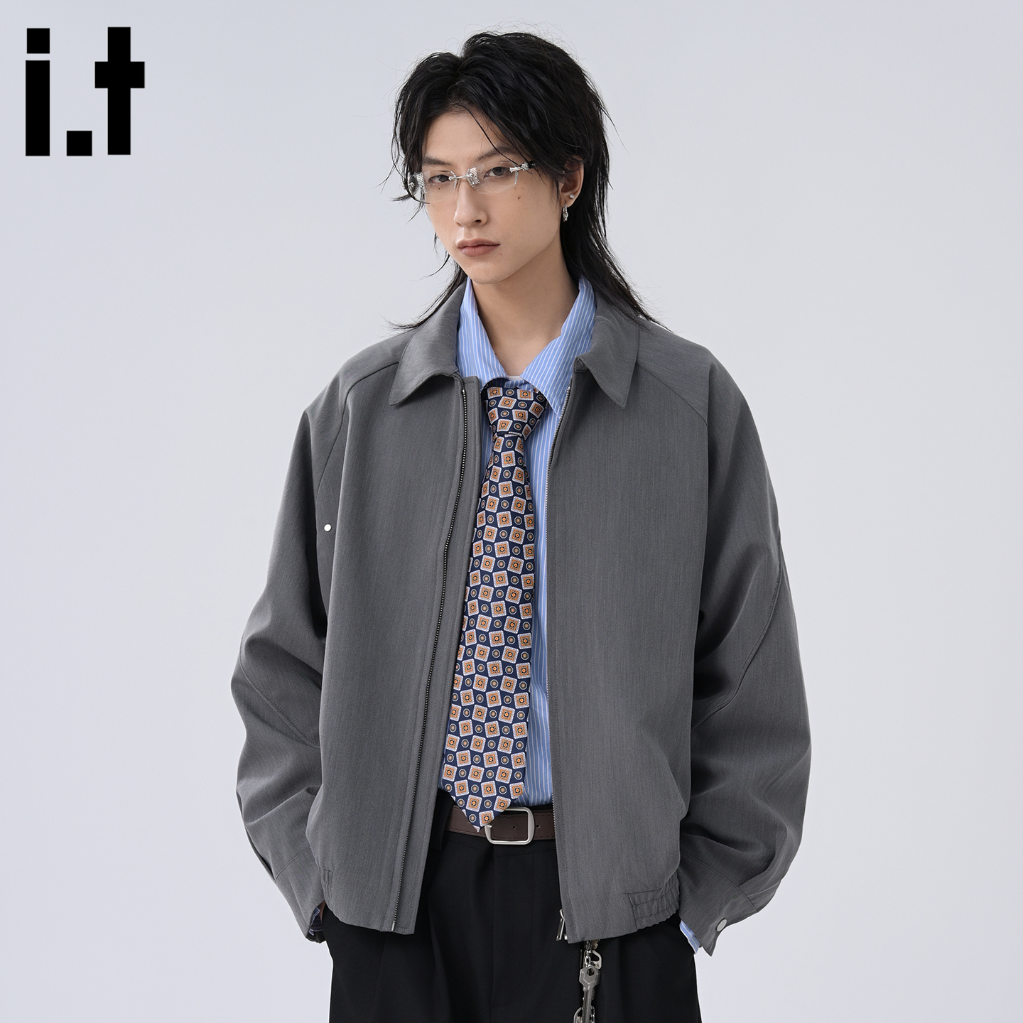 it高级感灰色翻领拉链夹克