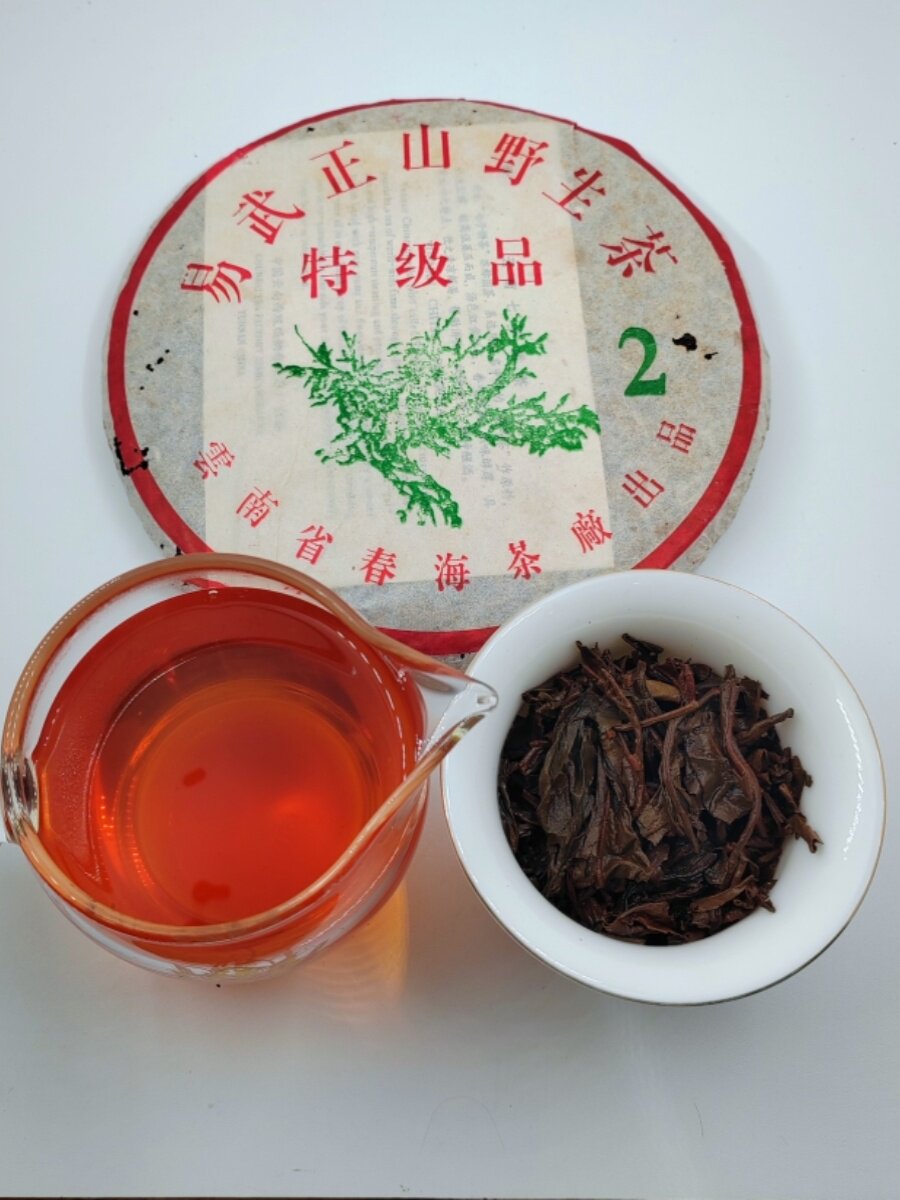 Юньнаньский чай Пуэр-сырец Yiwu Zhengshan Wild Tea Green Big Tree 2 высшего сорта 2004 года выпуска, партия 401 Чайной фабрики "Чуньхай" Изображение 1