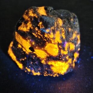 天然火焰石岩浆石方钠石，原石，六棱柱，荧光矿石天然矿物矿石