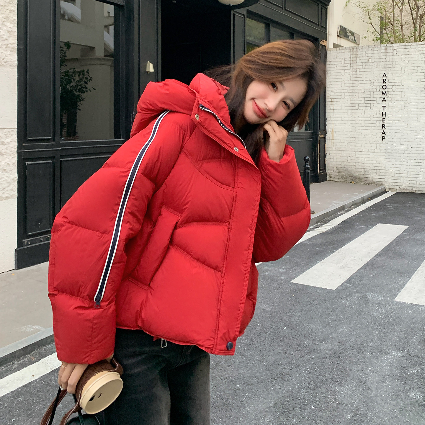 设计感红色织带拼接连帽鹅绒羽绒服女冬超火好看高级小众加厚外套,女装羽绒服,2D122