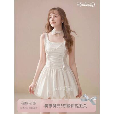 白色花苞吊带洋装女夏季夏2026新款设计感小个子掐腰短裙蓬蓬裙