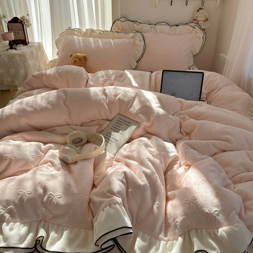 双层花边雕花牛奶绒四件套