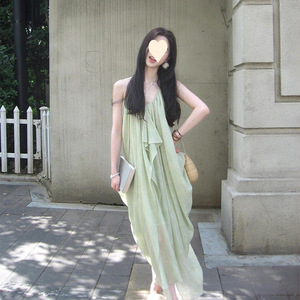 海边露背挂脖吊带连衣裙女氛围感度假风绿色长裙无袖宽松大摆裙子