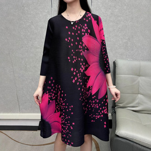 高级感褶皱女装2025春装新款气质圆领印花宽松显瘦胖mm遮肚连衣裙