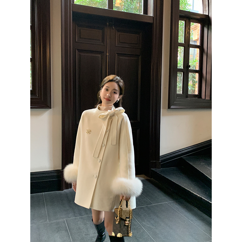 蝴蝶结系领狐狸毛袖大衣