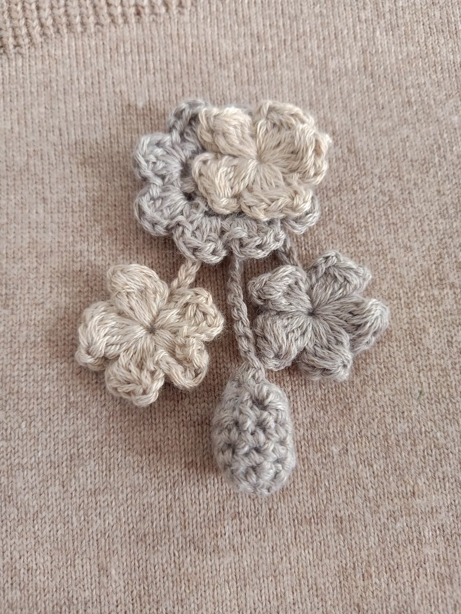 成品森系羊绒毛线手钩花朵配饰可爱百搭胸花手工编织花服装配件