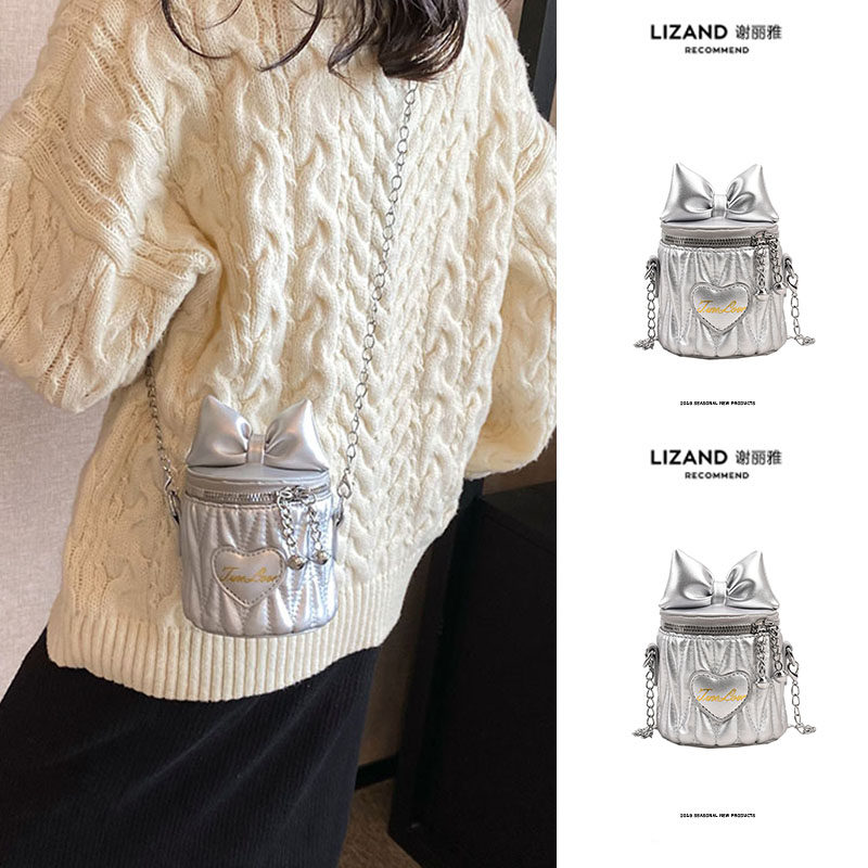 春夏日银色斜挎迷你小包包女2026新款儿童可爱链条圆筒包零钱包