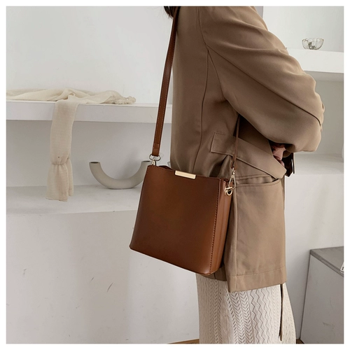 Вместительная и большая универсальная коричневая сумка через плечо на одно плечо