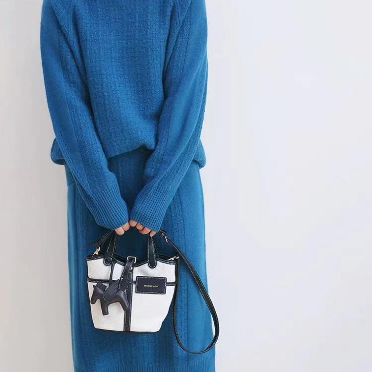 今年流行的纯净蓝色套头女士100纯羊毛衫垂顺感舒适半身裙两件套