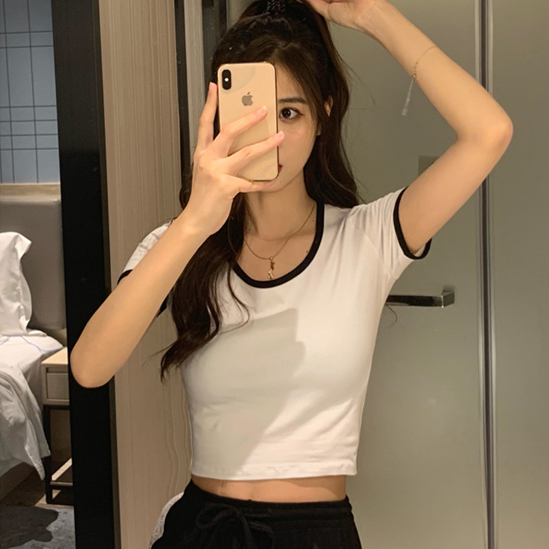 百搭圆领，修身显瘦，纯棉舒适，简约纯色