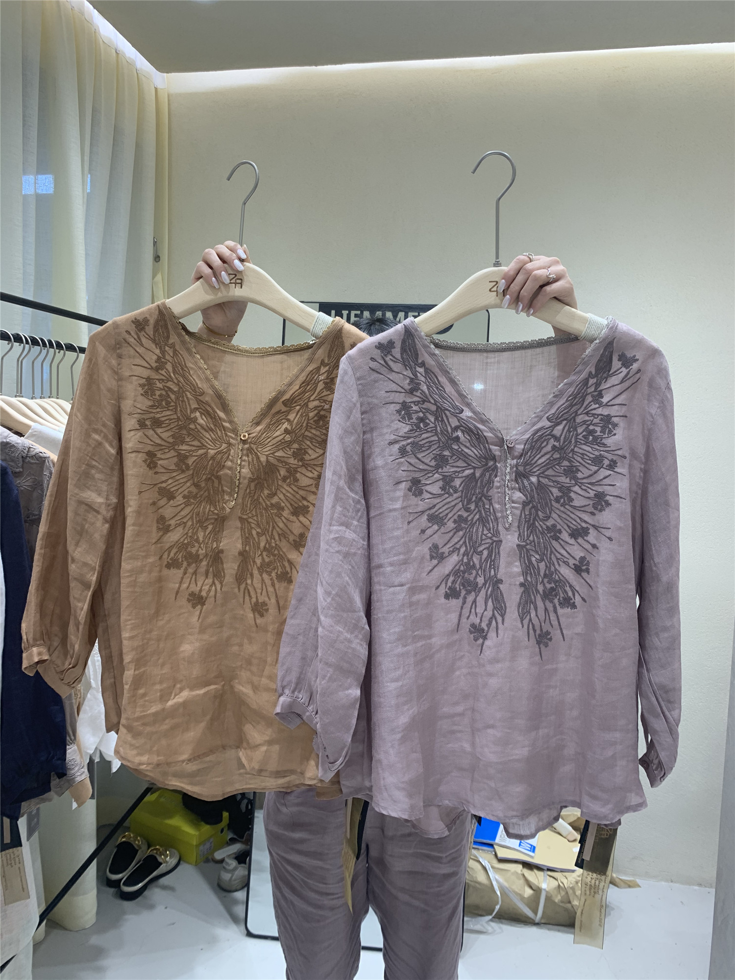 设计感小众刺绣V领苎麻衬衫女夏泽然森女文艺显瘦宽松七分袖上衣