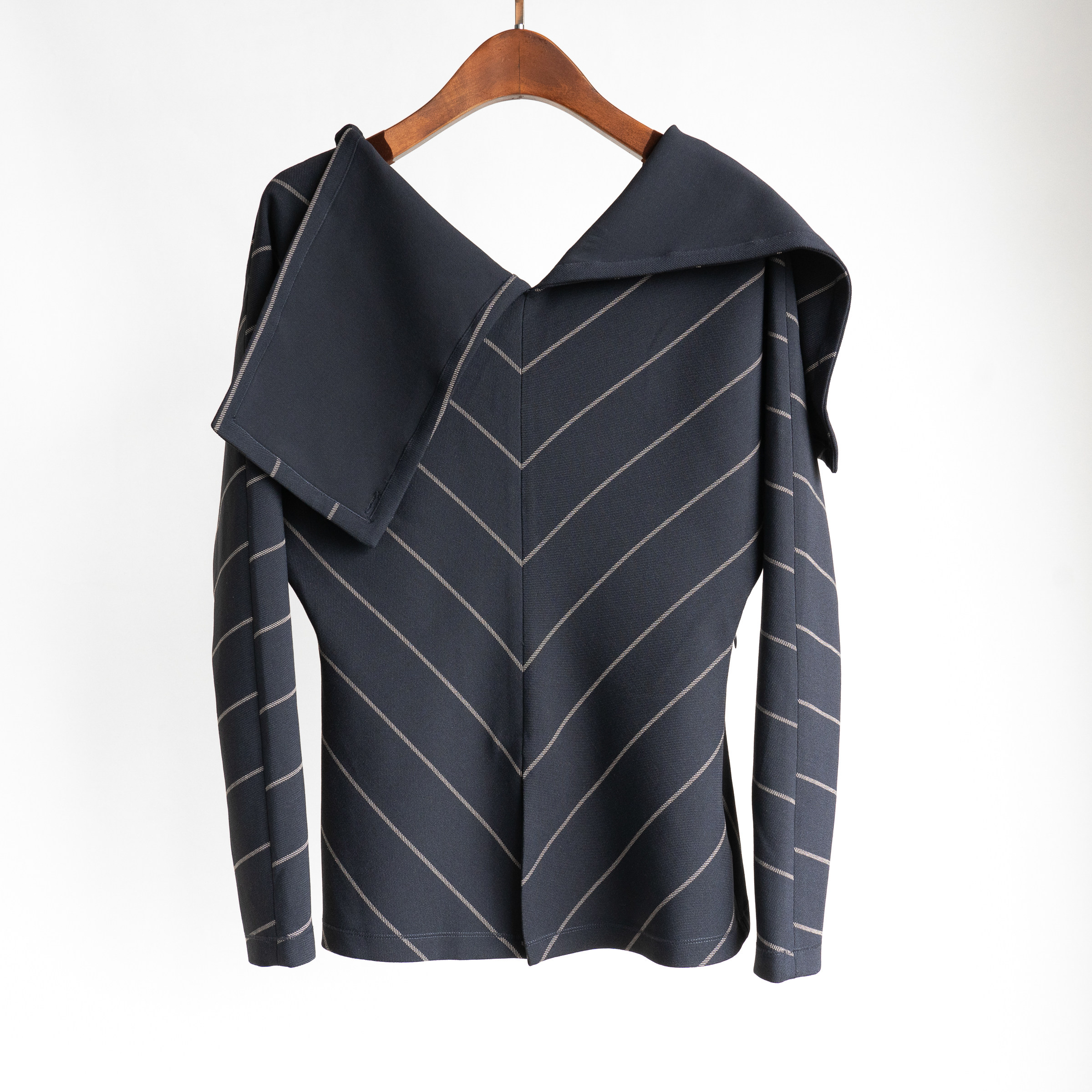 3。1尾客供面料不对称大翻领V字条纹收腰长袖套头上衣罩衫