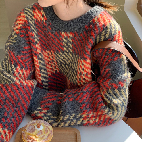 In winter 2022, the New Retro color contrast qianniao lattice is lazy. Wear loose medium and long sleeved knitted sweater outside for women