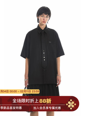 Unvesno (UN) 钮扣装饰领带短袖黑色与蓝色条纹衬衫