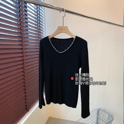 THEWOW法式精致 羊毛混纺手缝珍珠镶嵌V领不规则珍珠喇叭袖针织衫