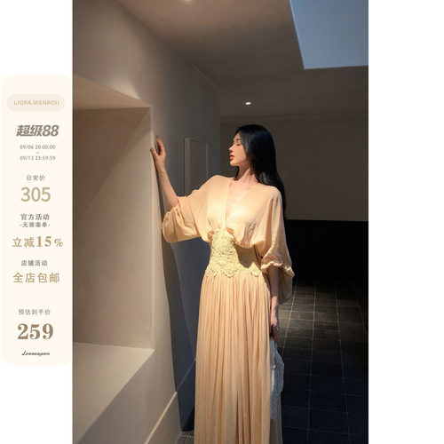 温柔V领蕾丝收腰长款度假连衣裙