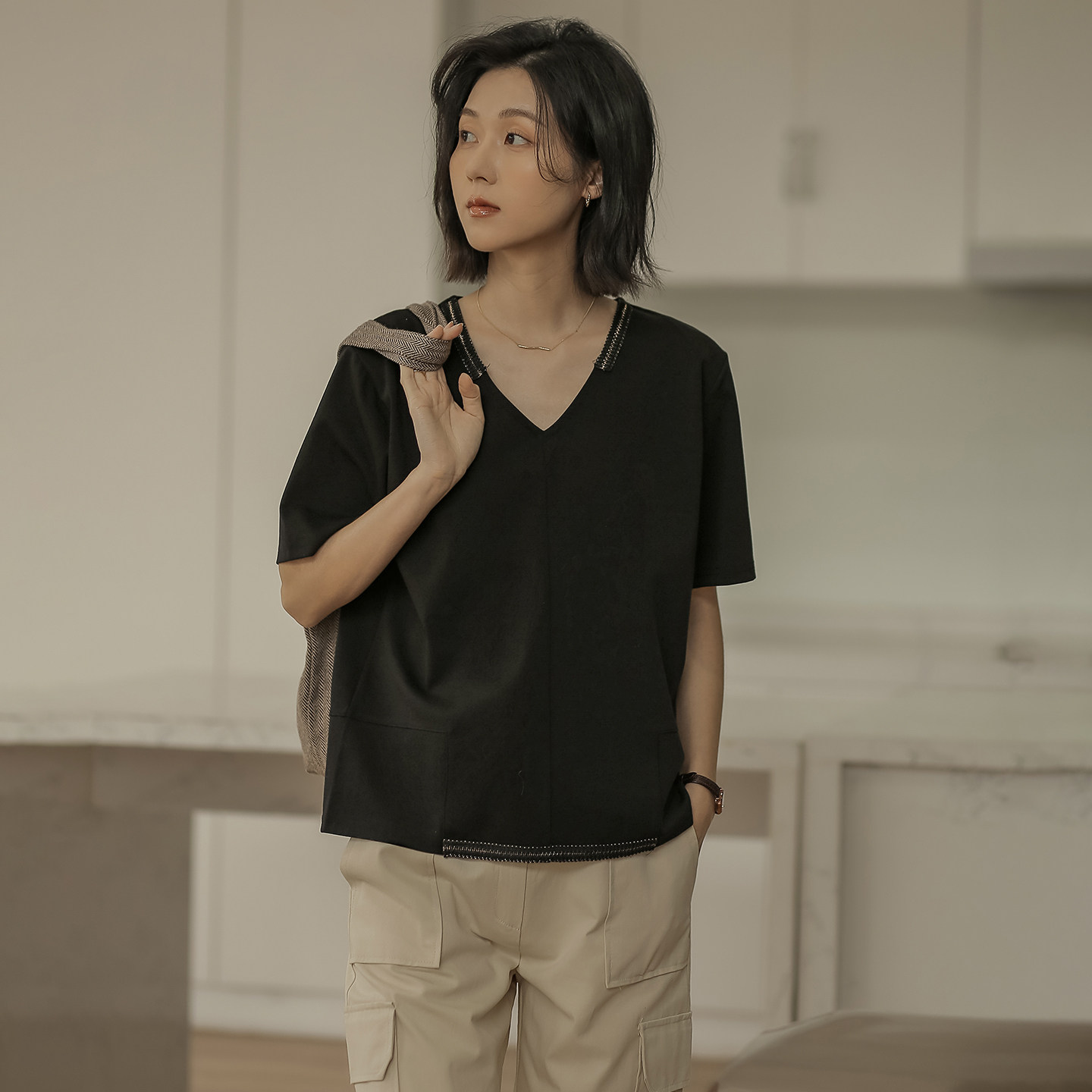 无谓2026夏季新款女装宽松V领拼接设计感T恤女今年流行的漂亮上衣图片