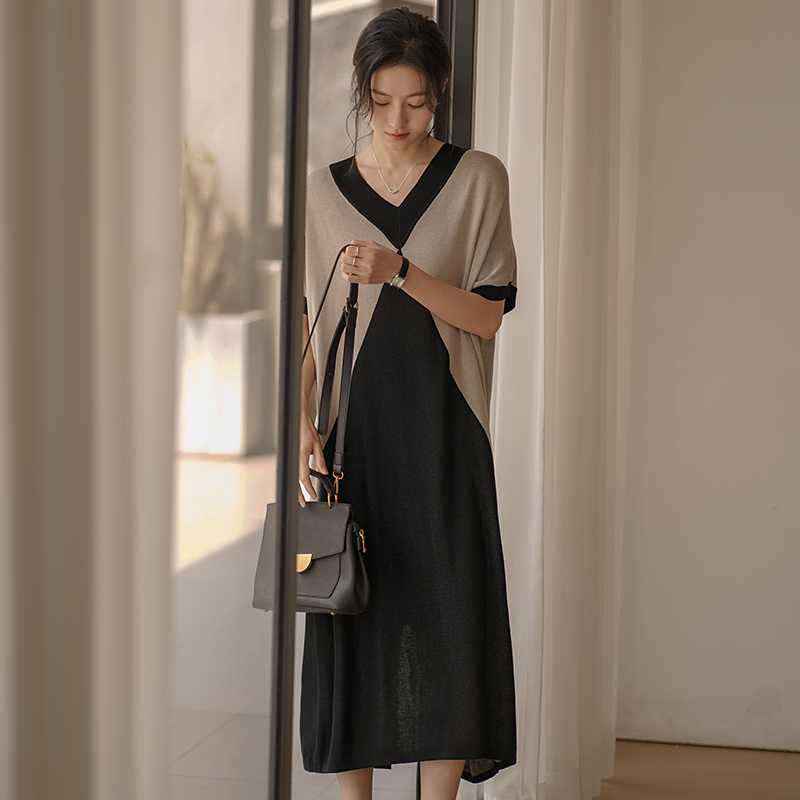 无谓2025年夏季新款女装宽松显瘦拼接撞色V领气质慵懒风连衣裙女