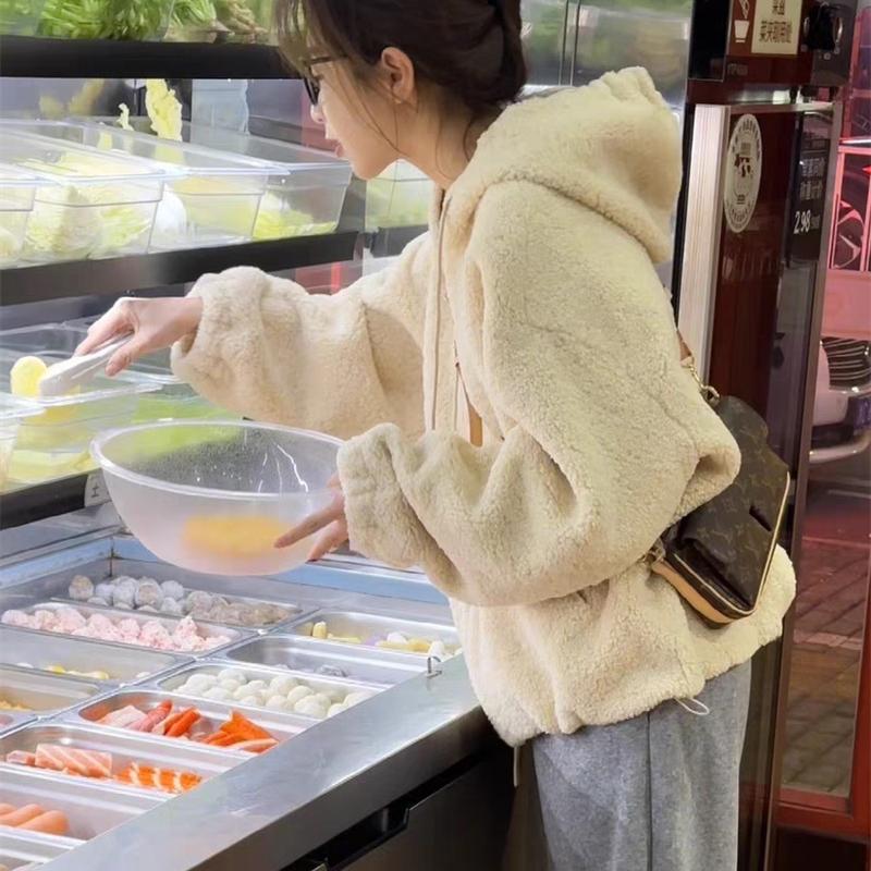 2025年爆款短款连帽羊羔毛外套女秋冬装新款加绒保暖皮毛一体上衣