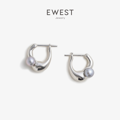 EWEST 2026新款灰色珍珠耳环女纯银耳钉设计感耳扣耳饰高级小耳圈