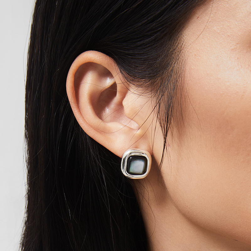 EWEST 新款女黑蝶贝耳饰方形耳环贝母925银耳钉简约设计轻奢小众