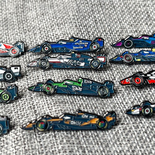 F1赛车合金模型金属徽章胸针日系男妇学生背包配饰