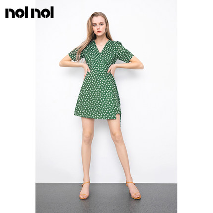 nolnol茶歇法式连衣裙女气质v领收腰a字修身设计感小个子碎花裙子