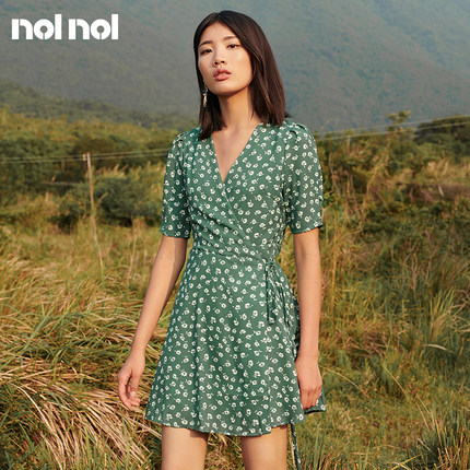nolnol茶歇法式连衣裙女气质v领收腰a字修身设计感小个子碎花裙子