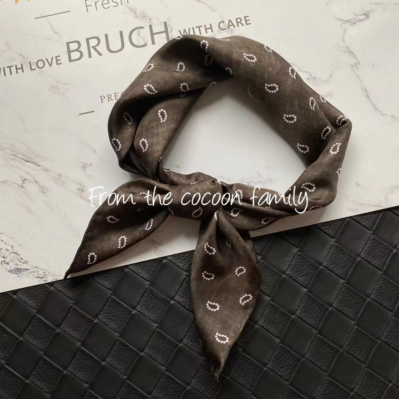 大地咖褐色桑蚕丝斜纹小方巾手工卷边围巾挺括装饰男女通用春秋