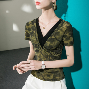 褶皱拼接夏装 扎染印花V领短袖 新款 2025秋季 T恤上衣洋气 T恤女修身