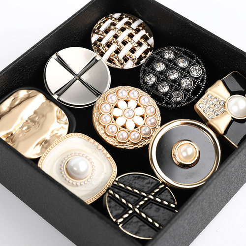 高档扣子金属男搭黑色圆形西装