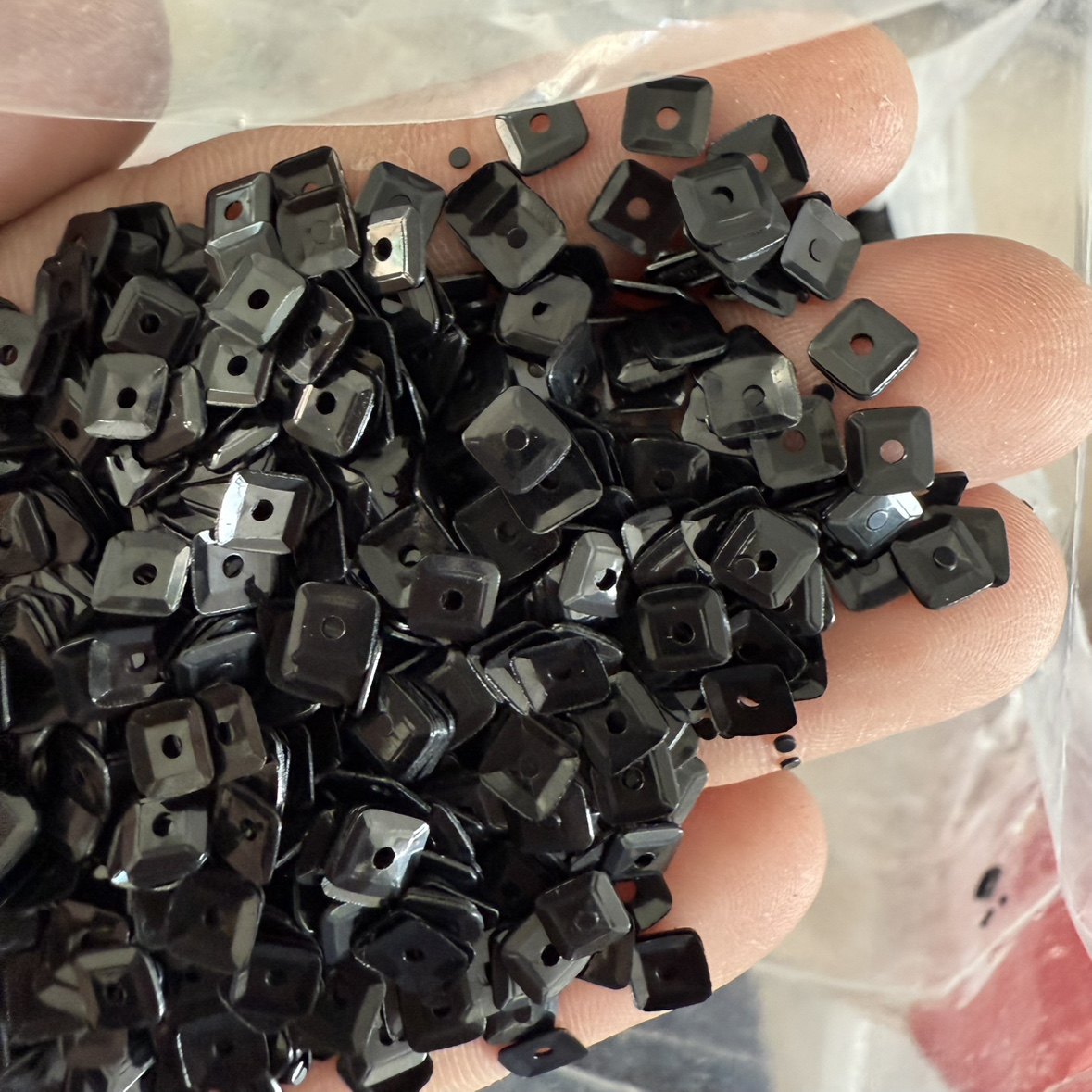 4*4mm正方形凹凸面黑色银色亮片 DIY亮片 正方形珠片 服装辅料,饰品/流行首饰/时尚饰品新,其他DIY饰品配件,淘宝优惠券,粉丝福利购,淘宝优惠卷