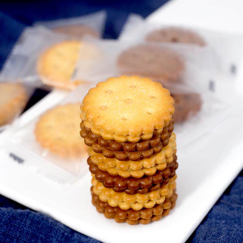 现货老先生麦芽饼干咸蛋黄黑糖注夹心小圆饼网红零食年货散装喜糖