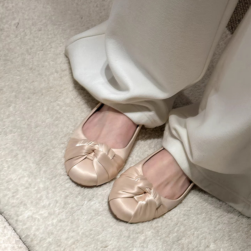温柔风绸缎面扭结浅口单鞋女2026重新新款平底圆头奶奶鞋软底舒适