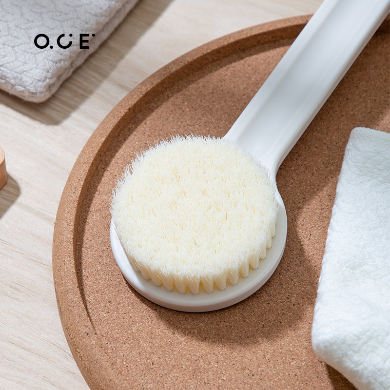 毛质地细腻，触感柔韧有弹性