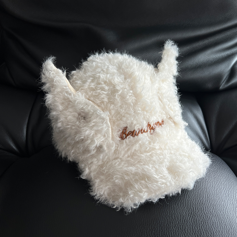 天使翅膀毛绒绒鸭舌帽