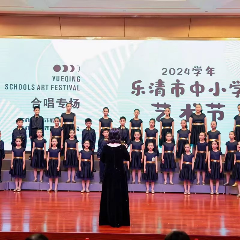 六一男女童合唱演出纱裙