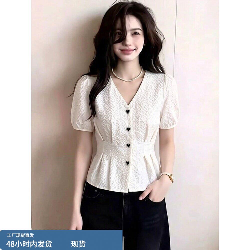 纯欲甜辣妹爱心钮扣开衫V领衬衫女设计感夏季白色V领泡泡短袖上衣