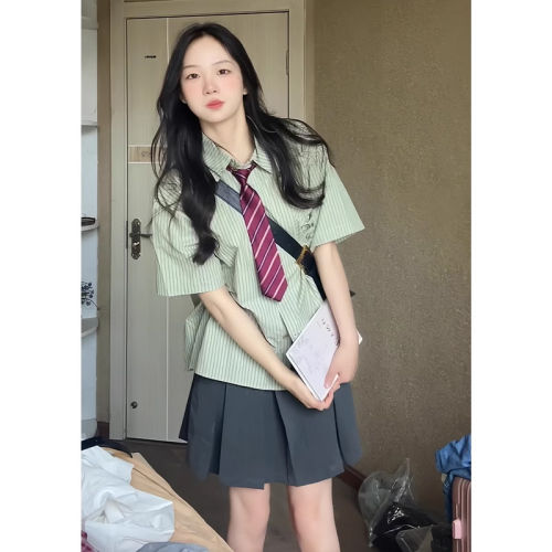 一整套ootd穿搭绿色jk制
