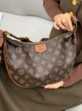 路易Le时尚老花斜挎包女真皮腋下月牙包2025新款高级感月亮饺子包